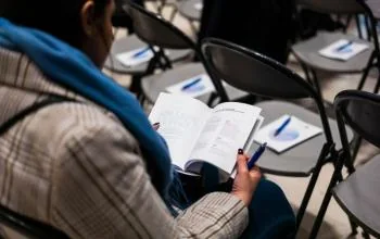 Personne lisant le livret de l’Assemblée